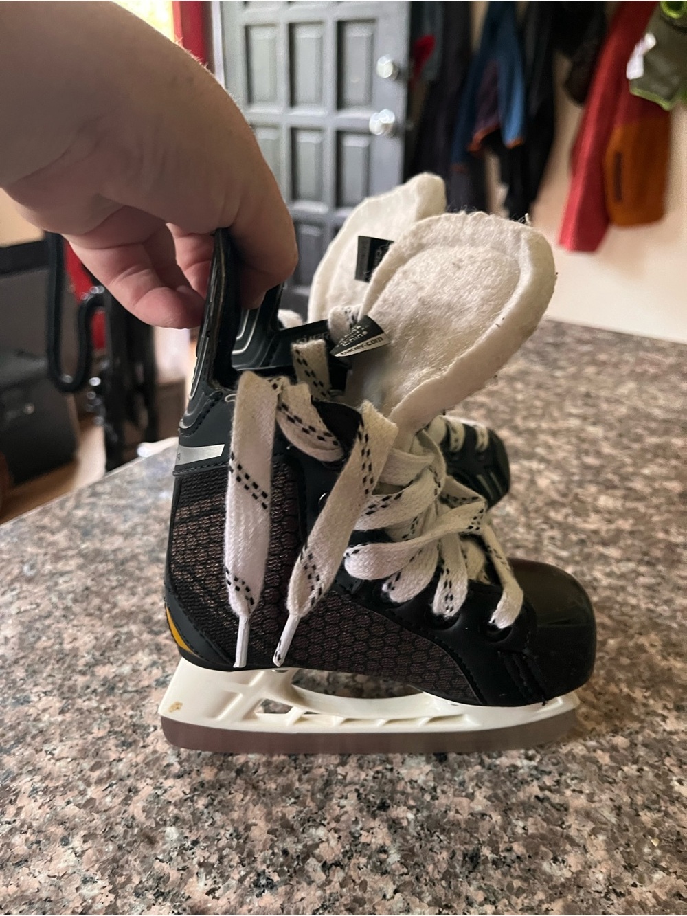 Bauer Kids Black and White Ice Skate Size Youth 07